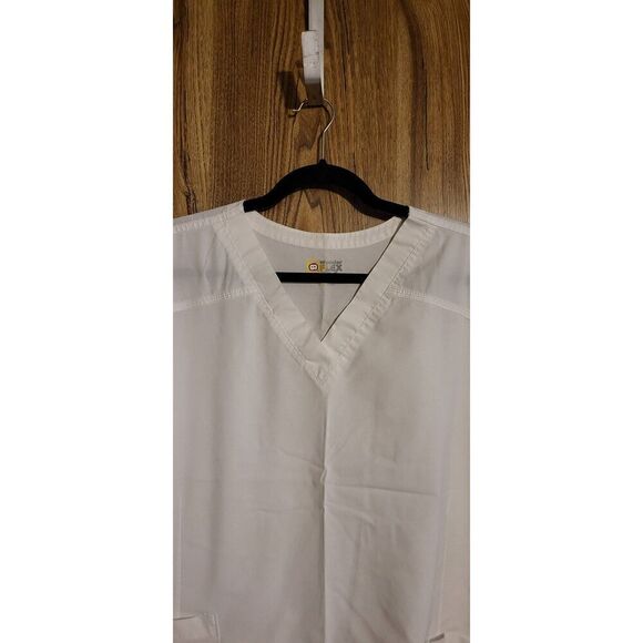 Wonder Flex white scrub top - Picture 2 of 6